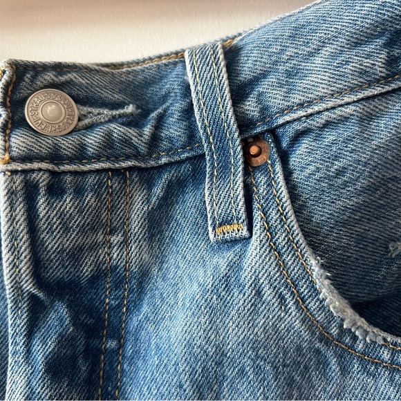Women's Levi's 501 mid-thigh shirt, size 30, light denim - Picture 3 of 6